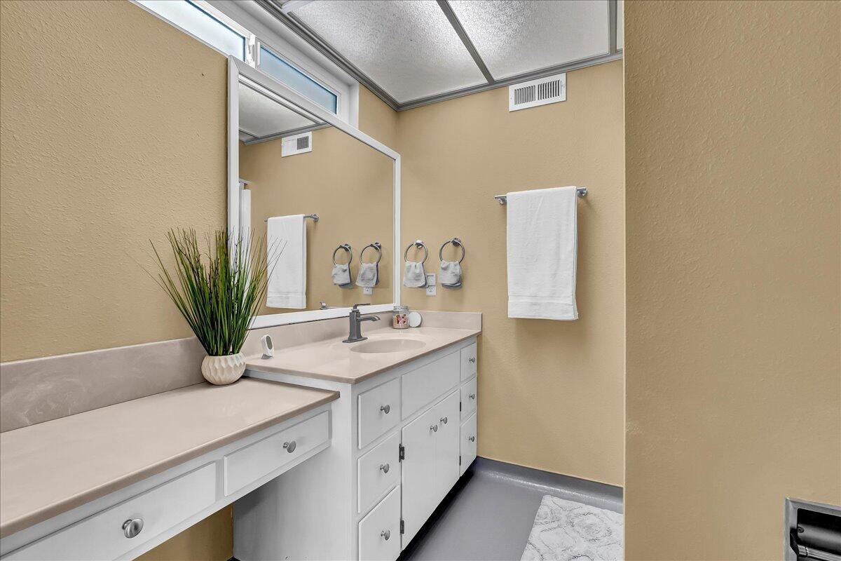 1635 North Elberta Road Exeter, CA 93221 - Photo 41 of 92 Master bathroom