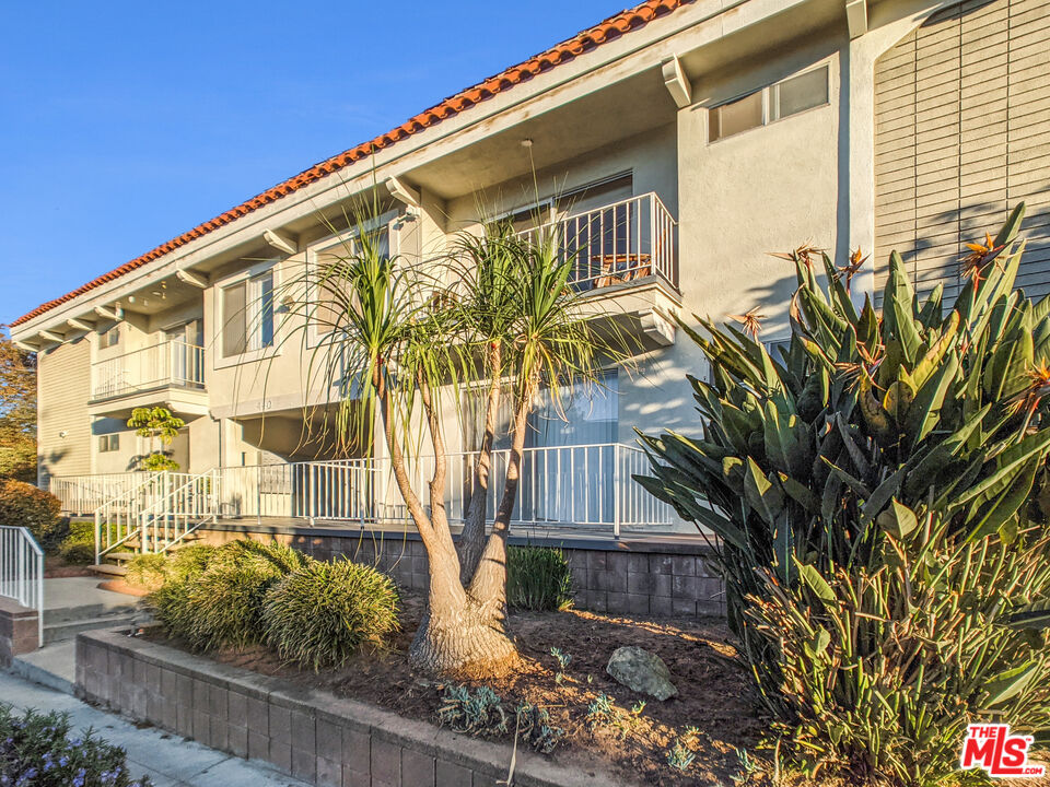 440 Raymond Avenue, Unit 1 Santa Monica, CA 90405 - Photo 14 of 14 a front view of a house with a yard