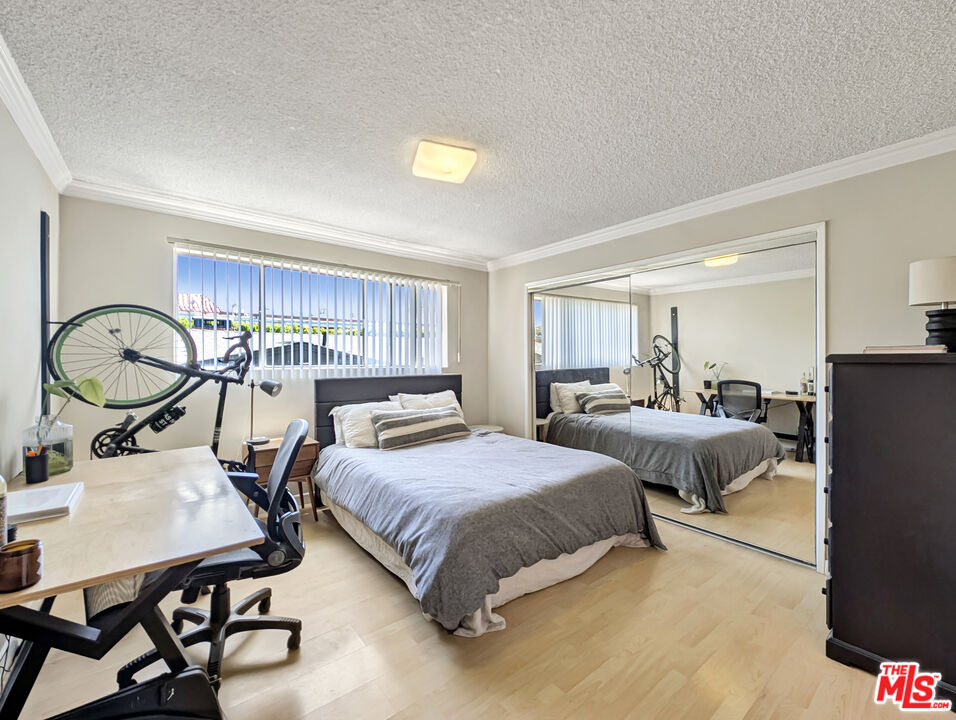 440 Raymond Avenue, Unit 1 Santa Monica, CA 90405 - Photo 9 of 14 a bedroom with two beds and a dresser