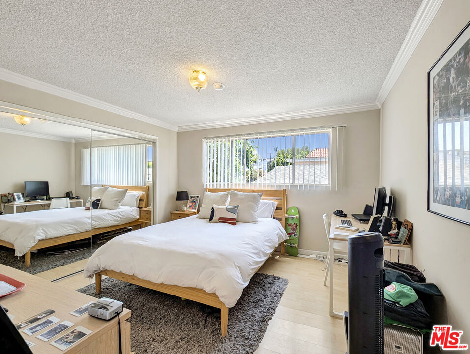 440 Raymond Avenue, Unit 1 Santa Monica, CA 90405 - Photo 10 of 14 a bedroom with two beds and a large window