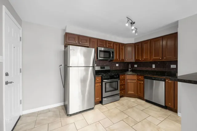 $1,900 | 8440 West 95th Street, Unit 6, Hickory Hills, IL 60457