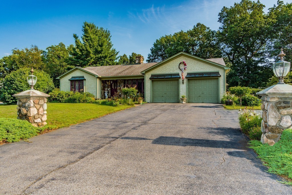 114 Carriage Road Chicopee, MA 01013 - Photo 2 of 29 Gallery Image 2