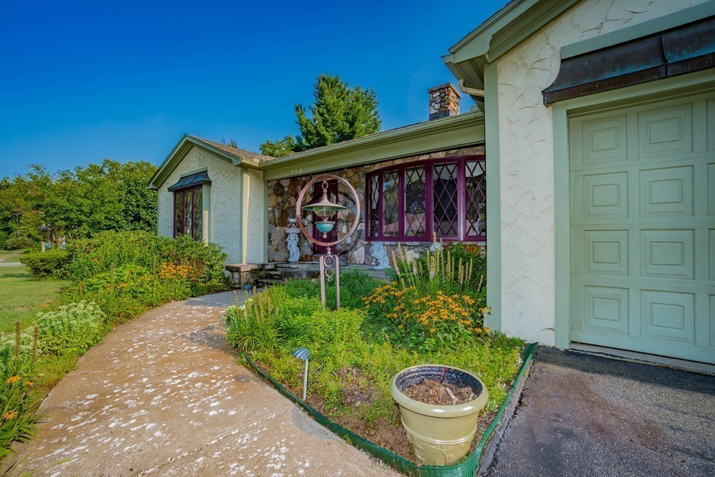 114 Carriage Road Chicopee, MA 01013 - Photo 3 of 29 Gallery Image 3