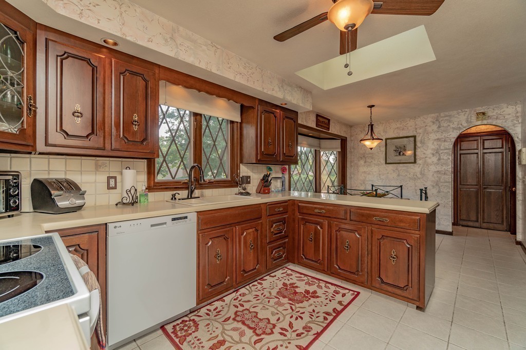 114 Carriage Road Chicopee, MA 01013 - Photo 10 of 29 Gallery Image 10