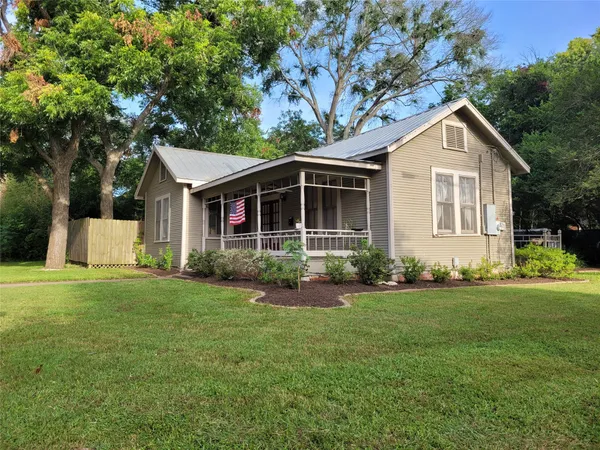 $1,895 | 105 East Germania Street, Brenham, TX 77833