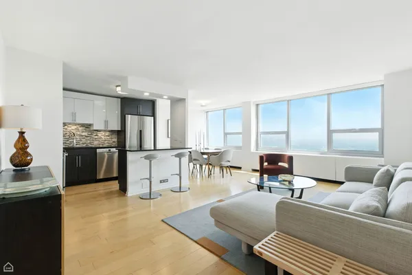 $2,600 | 1700 East 56th Street, Unit 2809, Chicago, IL 60637