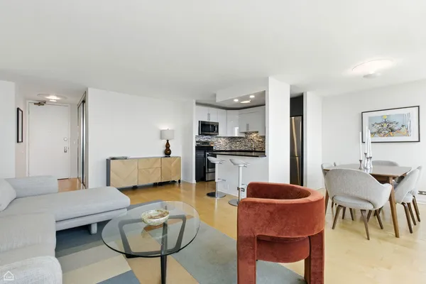 $2,600 | 1700 East 56th Street, Unit 2809, Chicago, IL 60637