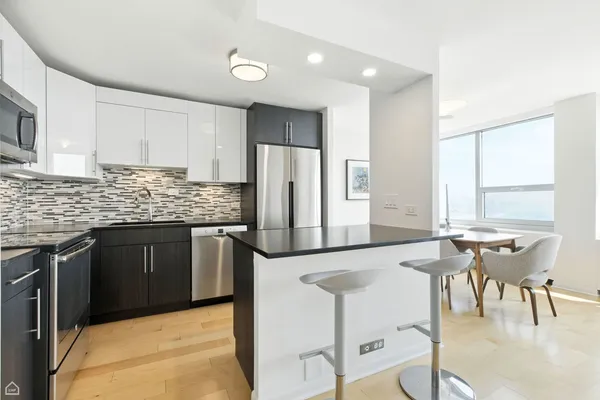 $2,600 | 1700 East 56th Street, Unit 2809, Chicago, IL 60637