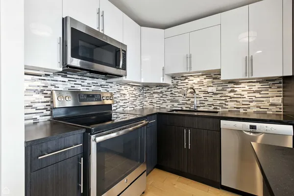 $2,600 | 1700 East 56th Street, Unit 2809, Chicago, IL 60637