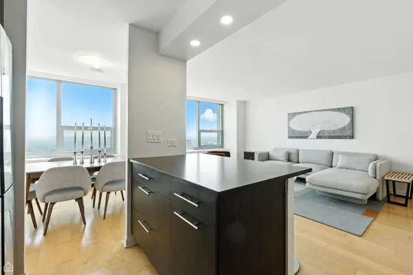 $2,600 | 1700 East 56th Street, Unit 2809, Chicago, IL 60637