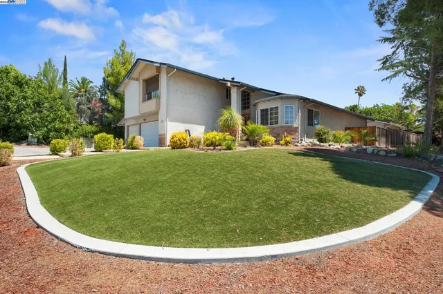 a view of a house with a backyard
