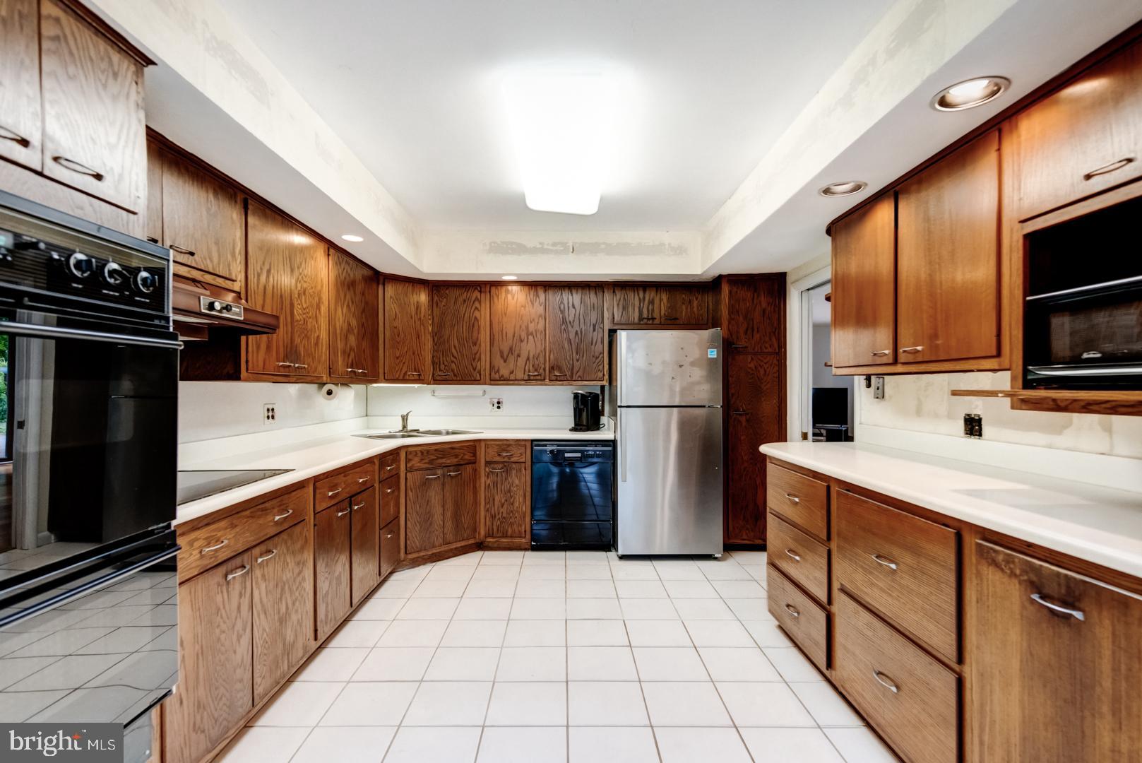 675 Malin Road Newtown Square, PA 19073 - Photo 14 of 44 Solid surface counters