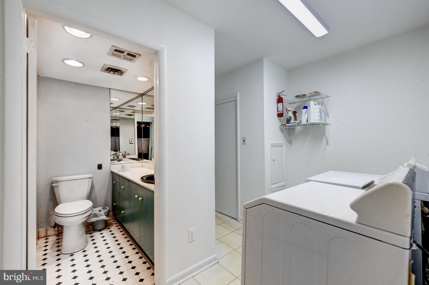 675 Malin Road Newtown Square, PA 19073 - Photo 9 of 44 Main floor bath