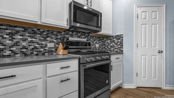 $2,800 | 5526 Pin Point, San Antonio, TX 78259