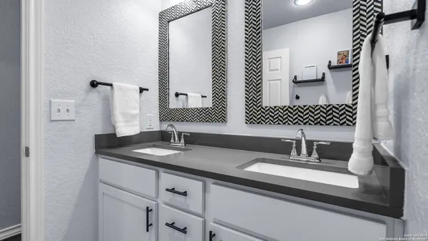 $2,800 | 5526 Pin Point, San Antonio, TX 78259