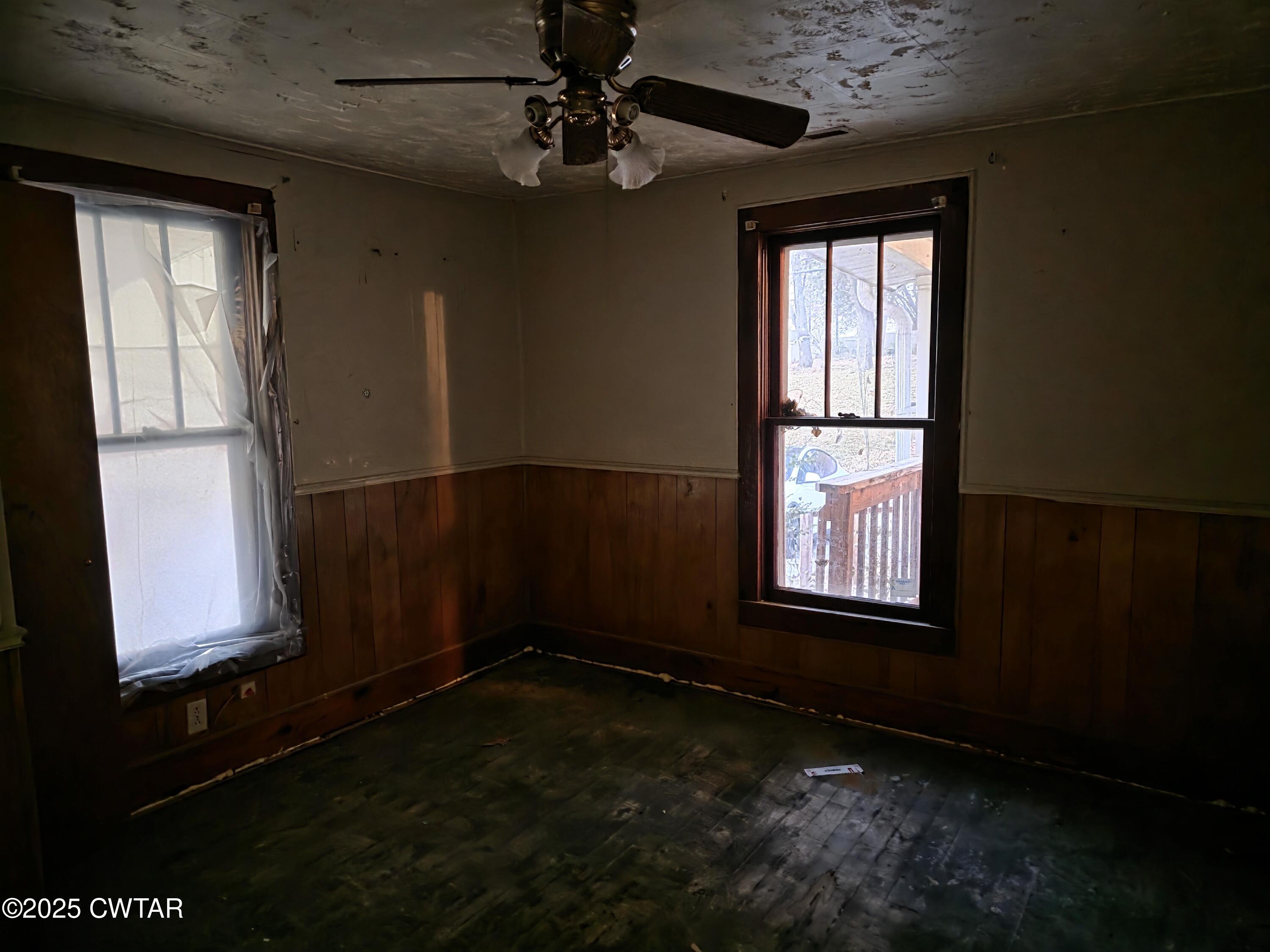 299 East Walnut Street Dyer, TN 38330 - Photo 10 of 41 a view of an empty room with a window