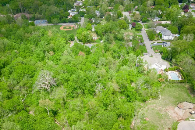 a view of a back yard