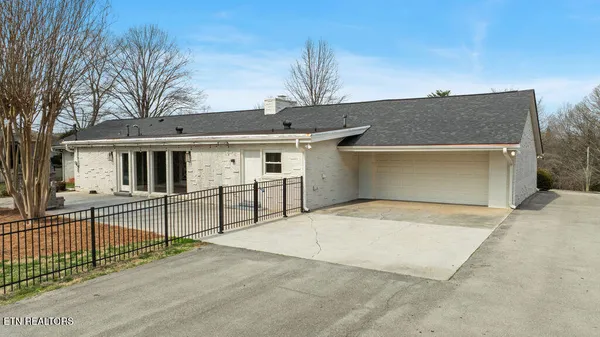 $899,000 | 7104 Cresthill Drive, Knoxville, TN 37919