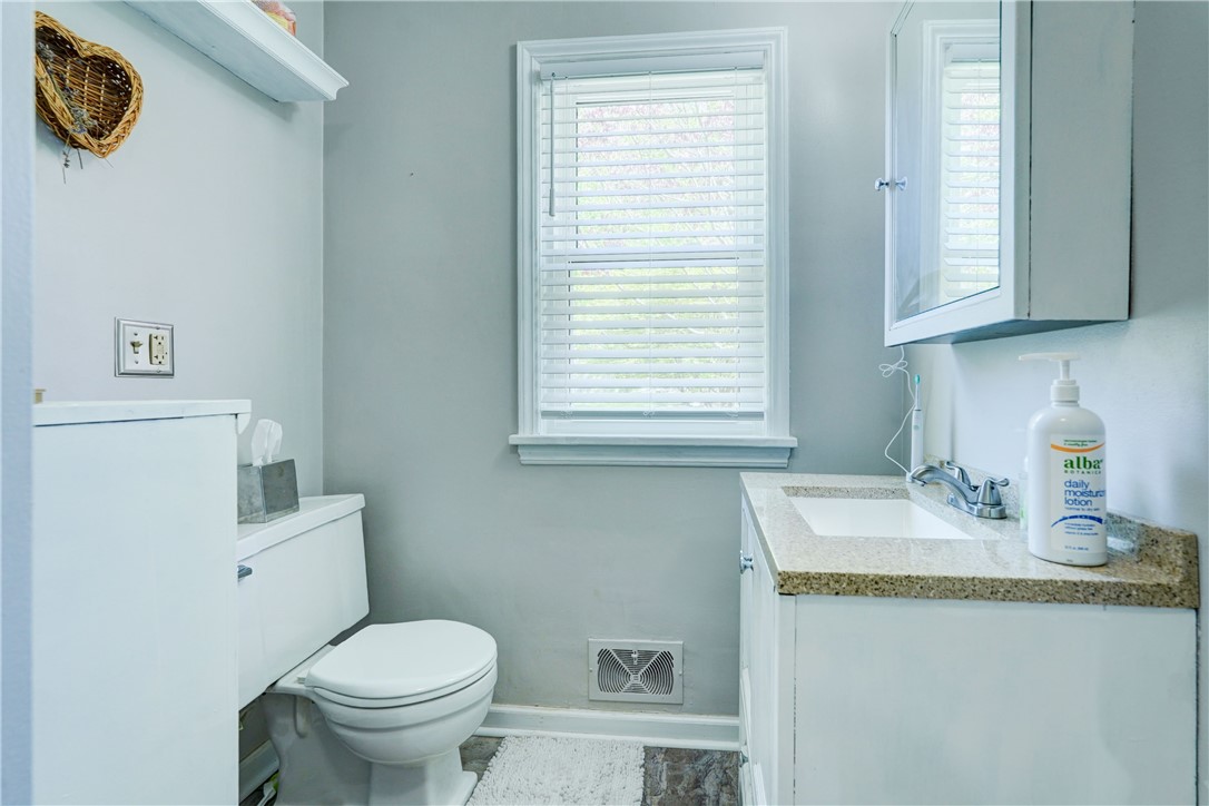 5662 Palmyra Road Pittsford, NY 14534 - Photo 17 of 44 Bathroom convenient to all bedrooms