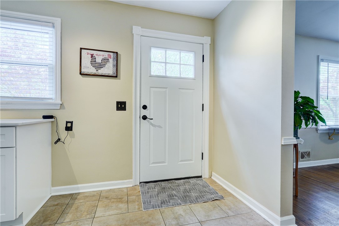 5662 Palmyra Road Pittsford, NY 14534 - Photo 4 of 44 Inviting entry