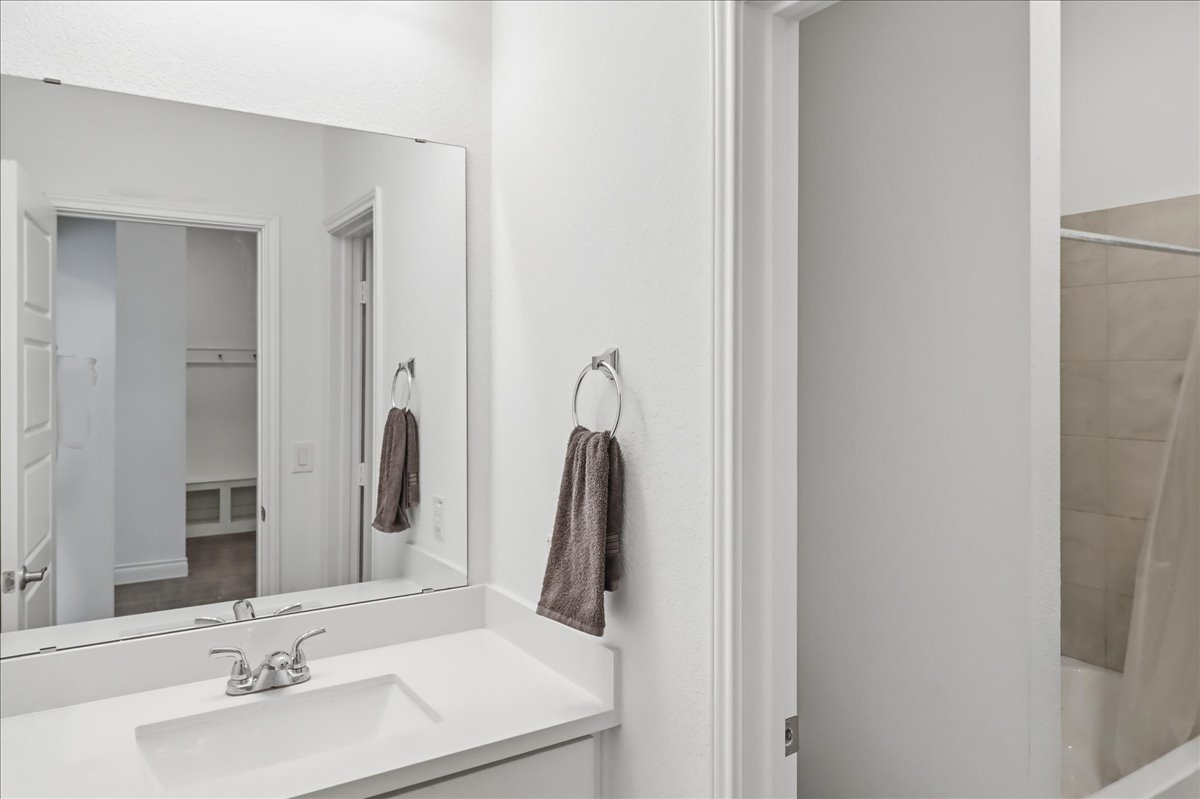 109 Rock Dock Road Georgetown, TX 78633 - Photo 8 of 39 Jack & Jill bathroom