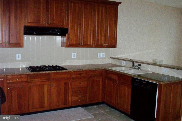 20056 Inverness Square Ashburn, VA 20147 - Photo 2 of 14 Kitchen