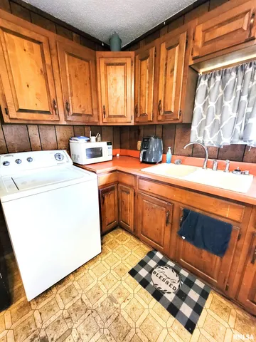 $45,000 | 595 West Street, Louisville, IL 62858