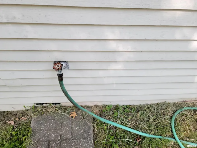 $45,000 | 595 West Street, Louisville, IL 62858