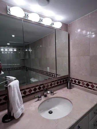 $6,700 | 5161 Collins Avenue, Unit 505, Miami Beach, FL 33140