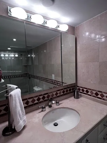 $6,700 | 5161 Collins Avenue, Unit 505, Miami Beach, FL 33140