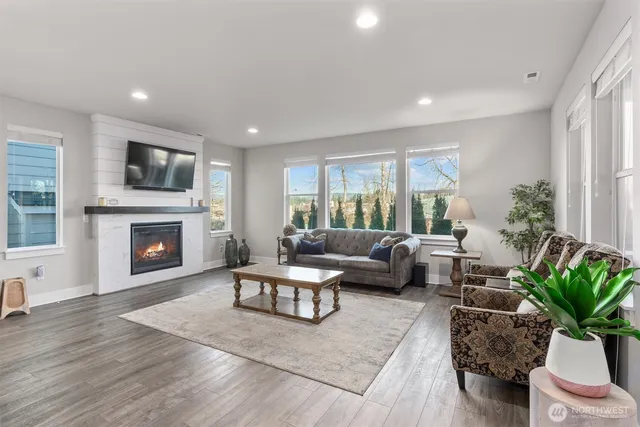 $1,100,000 | 26924 237th Place Southeast, Maple Valley, WA 98038