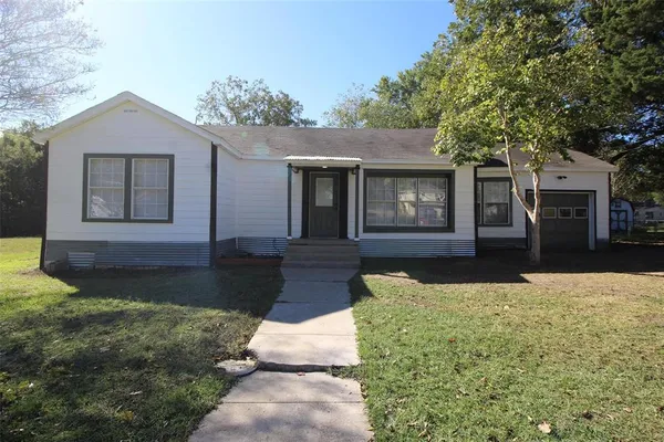 $1,600 | 1015 West Kuykendall Street, Grand Saline, TX 75140