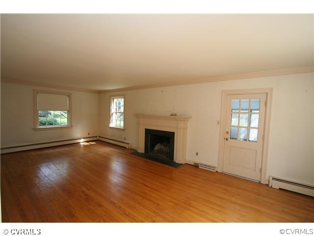 9814 River Road Henrico, VA 23238 - Photo 3 of 12 Living Room