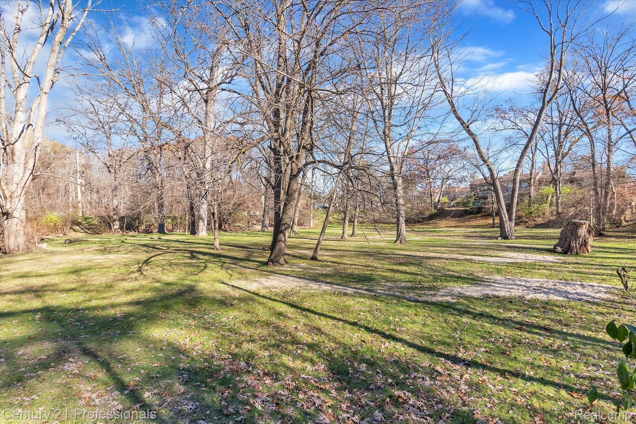 637 Oakbrook West Rochester, MI 48307 - Photo 39 of 45 53-637-Oakbrook-WindowStill-Real-Estate-Photography-54.jpg