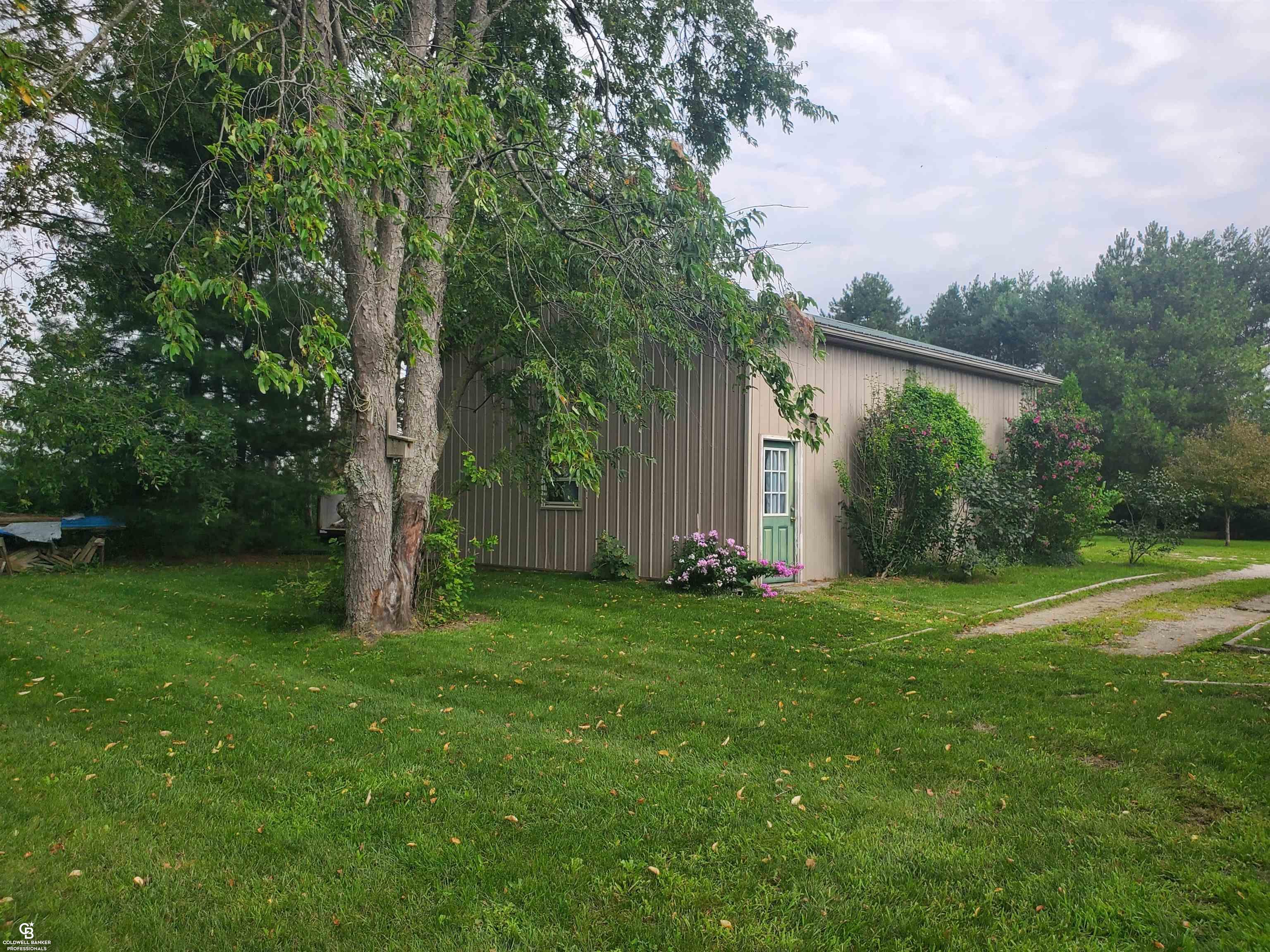 8383 Comstock Road Avoca, MI 48006 - Photo 7 of 19
