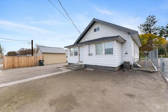 $299,000 | 160 East Arthur Avenue, Glenns Ferry, ID 83623