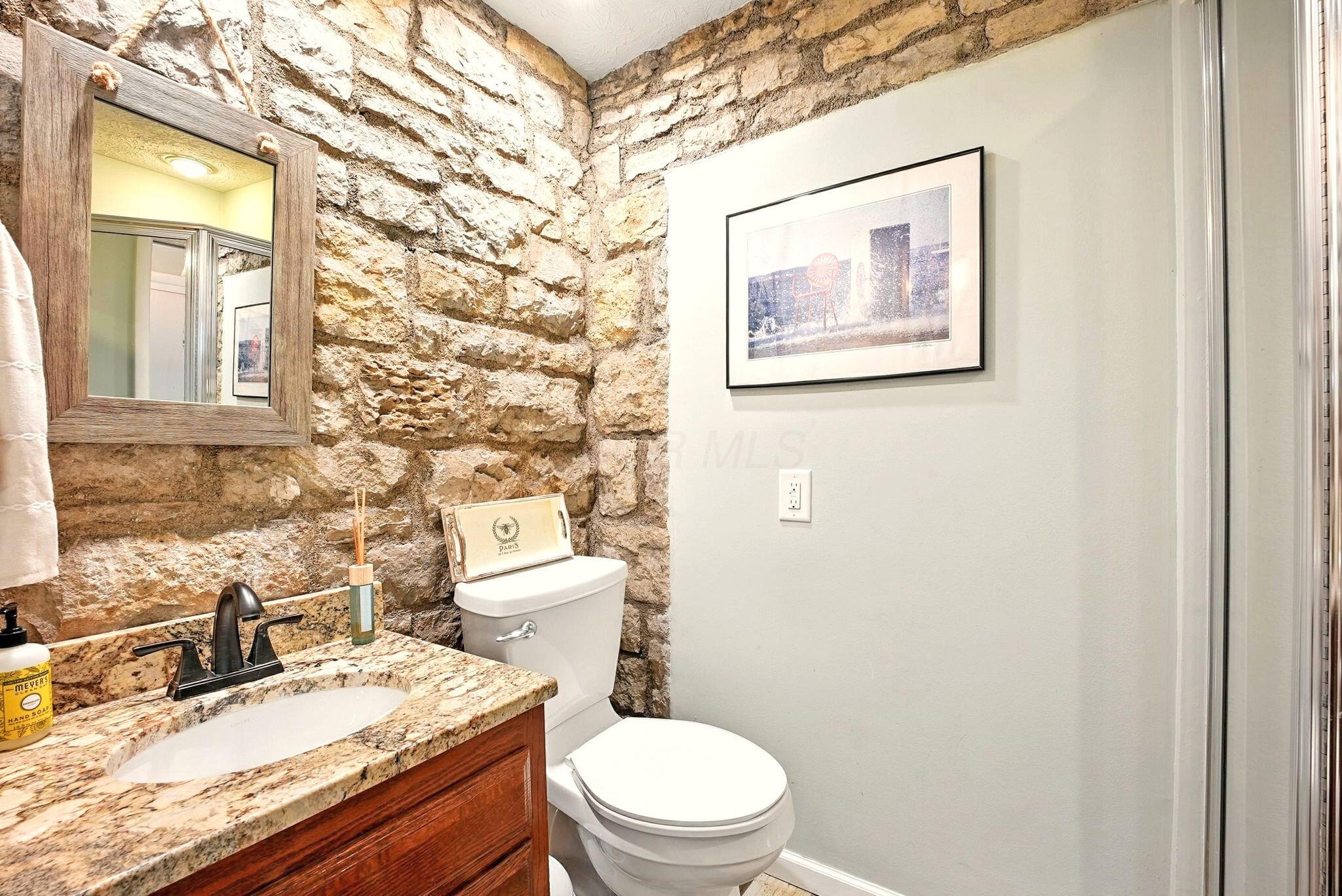95 South Stanwood Road Columbus, OH 43209 - Photo 16 of 48 1st floor bath