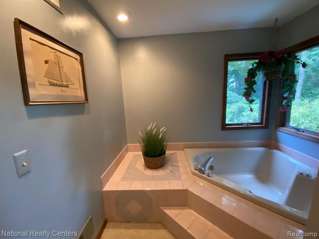 9020 Crouse Road Howell, MI 48855 - Photo 16 of 39