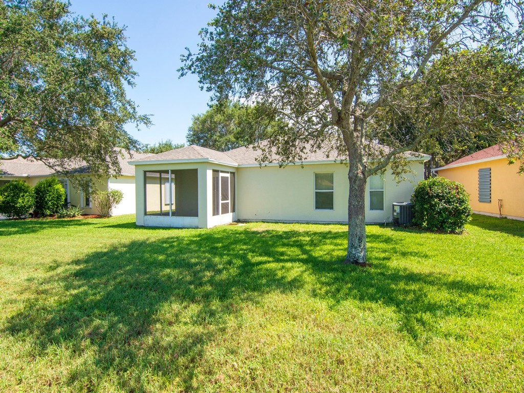 1400 10th Manor Vero Beach, FL 32960 - Photo 7 of 36