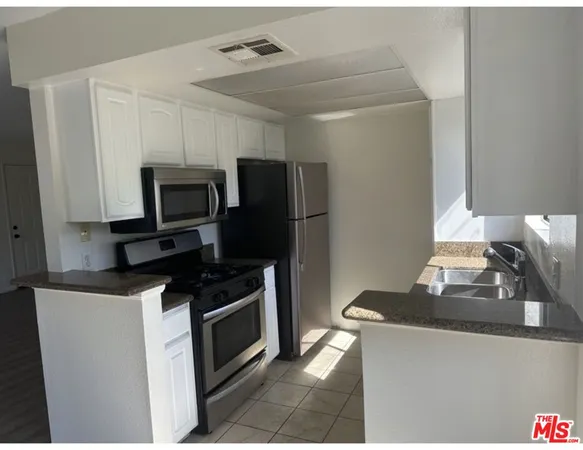 $3,200 | 10960 Bluffside Drive, Unit 206, Studio City, CA 91604