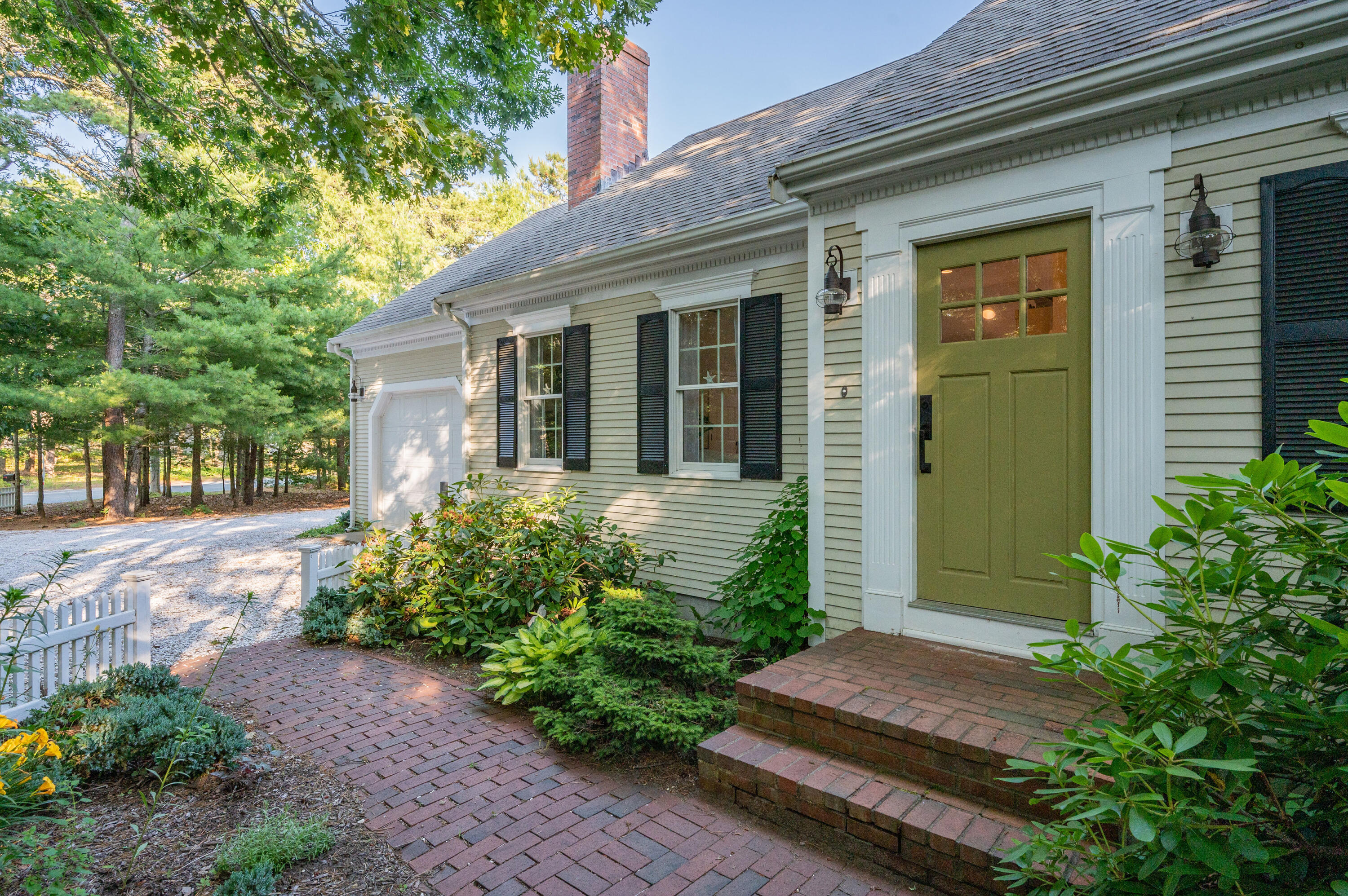 11 Quanset Road Orleans, MA 02653 - Photo 3 of 36 a front view of a house with garden