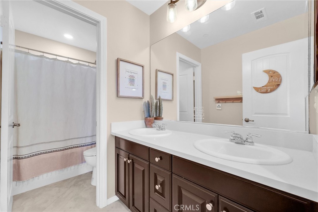 37656 Needlegrass Road Murrieta, CA 92563 - Photo 19 of 29 The upstairs hall bathroom is large and also has a bathtub.