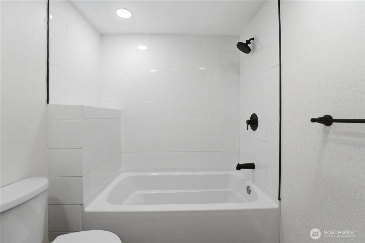 293 Barkley Road Manson, WA 98831 - Photo 20 of 40 a bathroom with a bathtub
