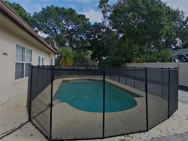 a view of a backyard