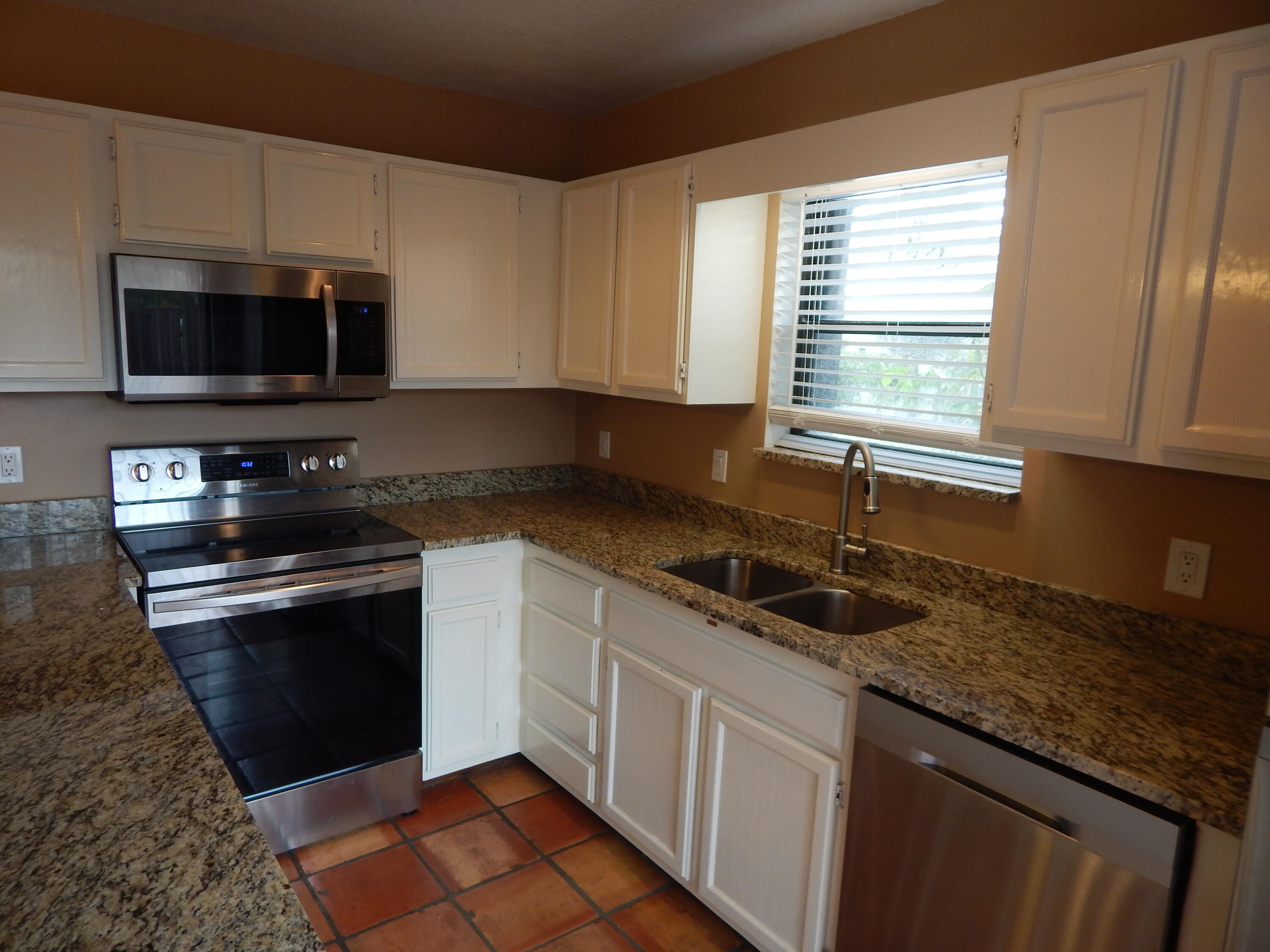 110 North Delaware Boulevard, Unit 13C Jupiter, FL 33458 - Photo 14 of 37 .