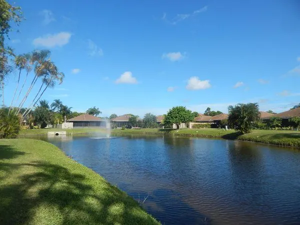 a view of a house with backyard