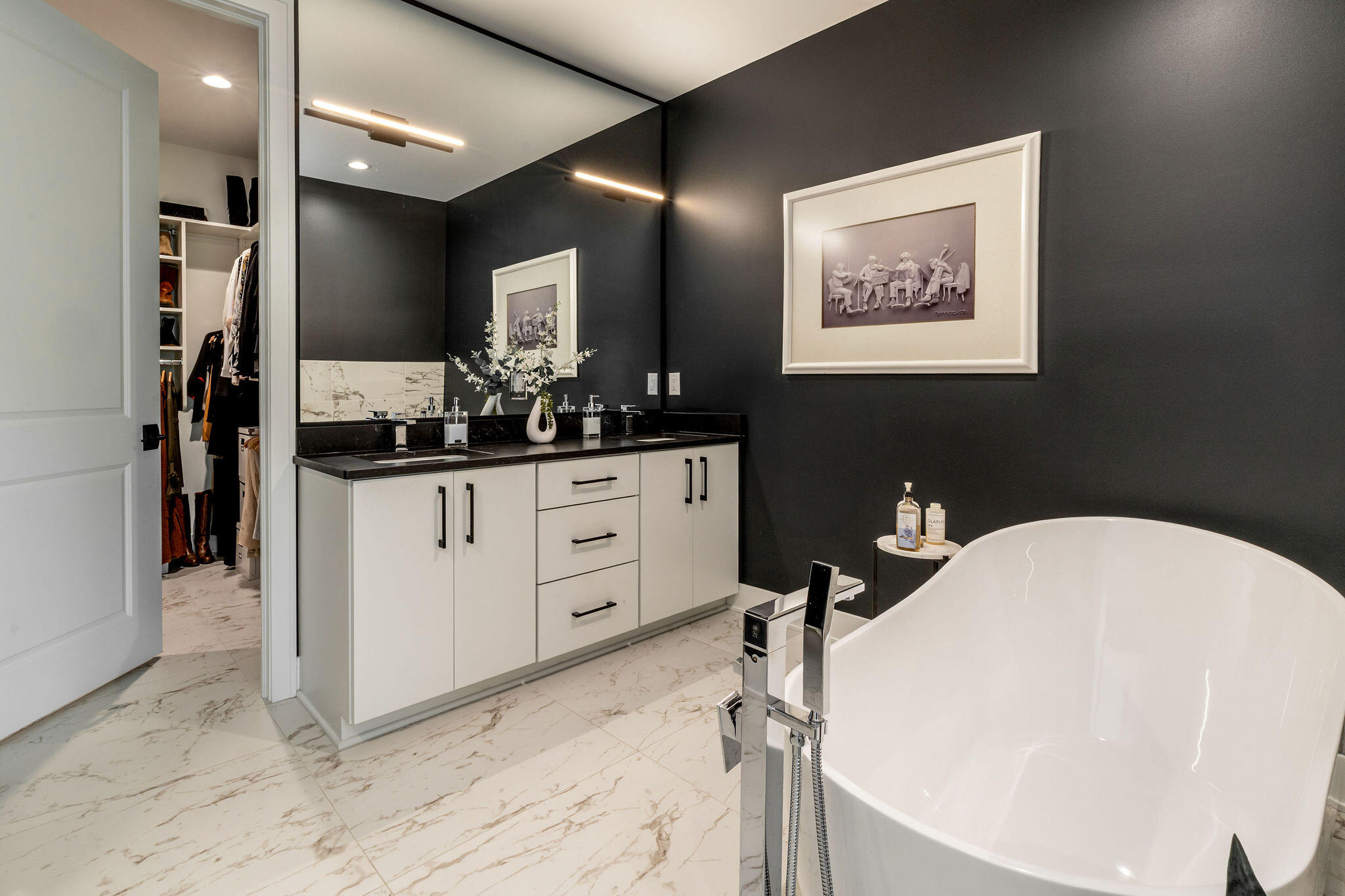 7970 West Stone Rdg Drive, Unit 851 Lannon, WI 53046 - Photo 20 of 49 Primary En Suite
