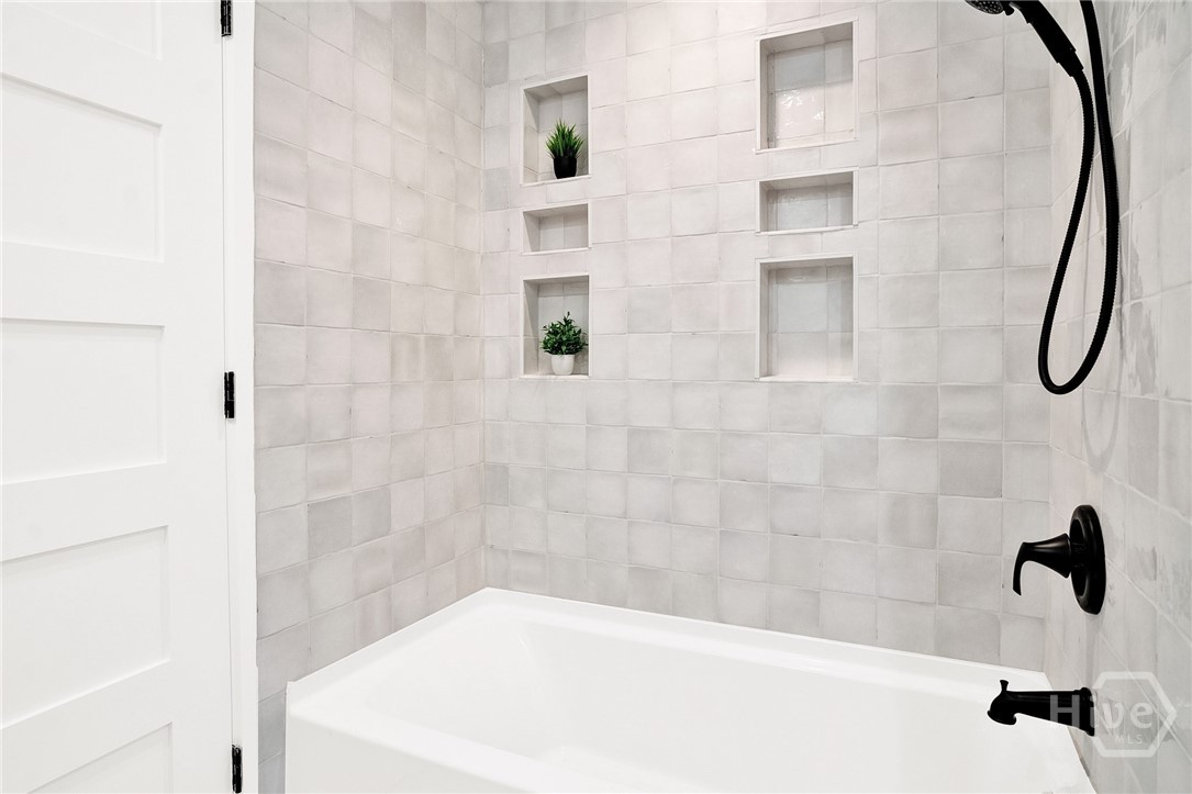 138 Mercer Road Savannah, GA 31411 - Photo 15 of 26 Tub/Shower