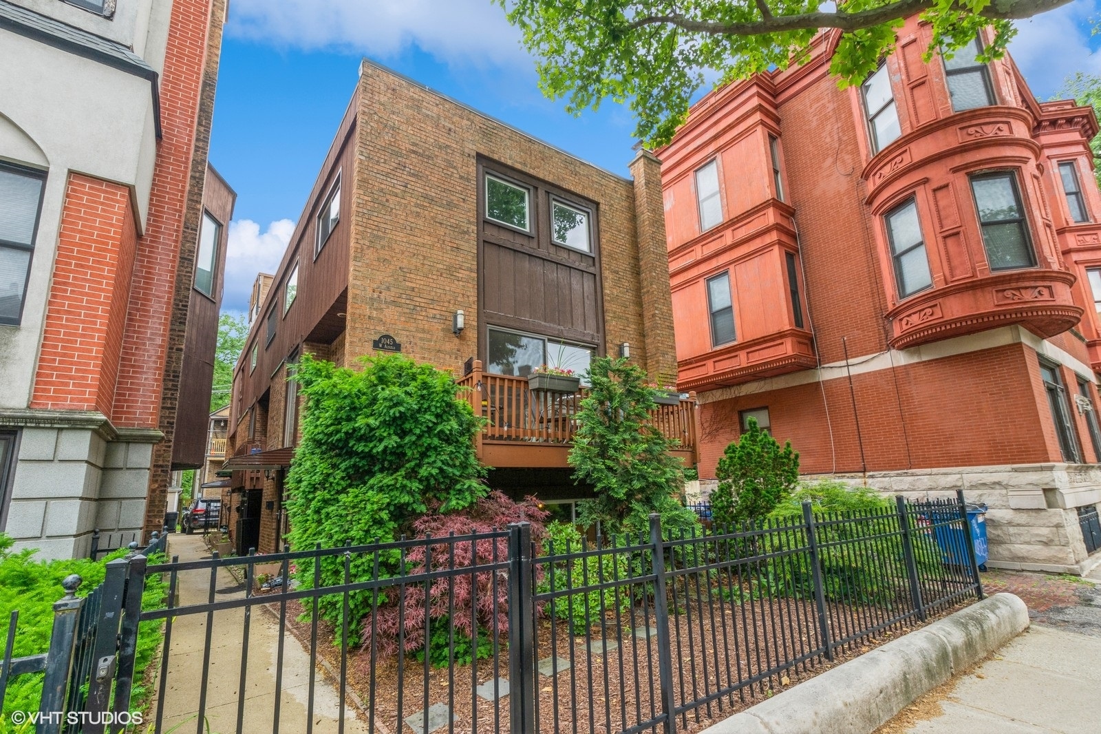 1045 West Altgeld Street, Unit A Chicago, IL 60614 - Photo 1 of 17 a view of a building