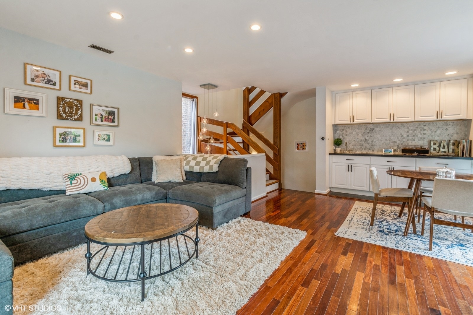 1045 West Altgeld Street, Unit A Chicago, IL 60614 - Photo 4 of 17 a living room with furniture and a table
